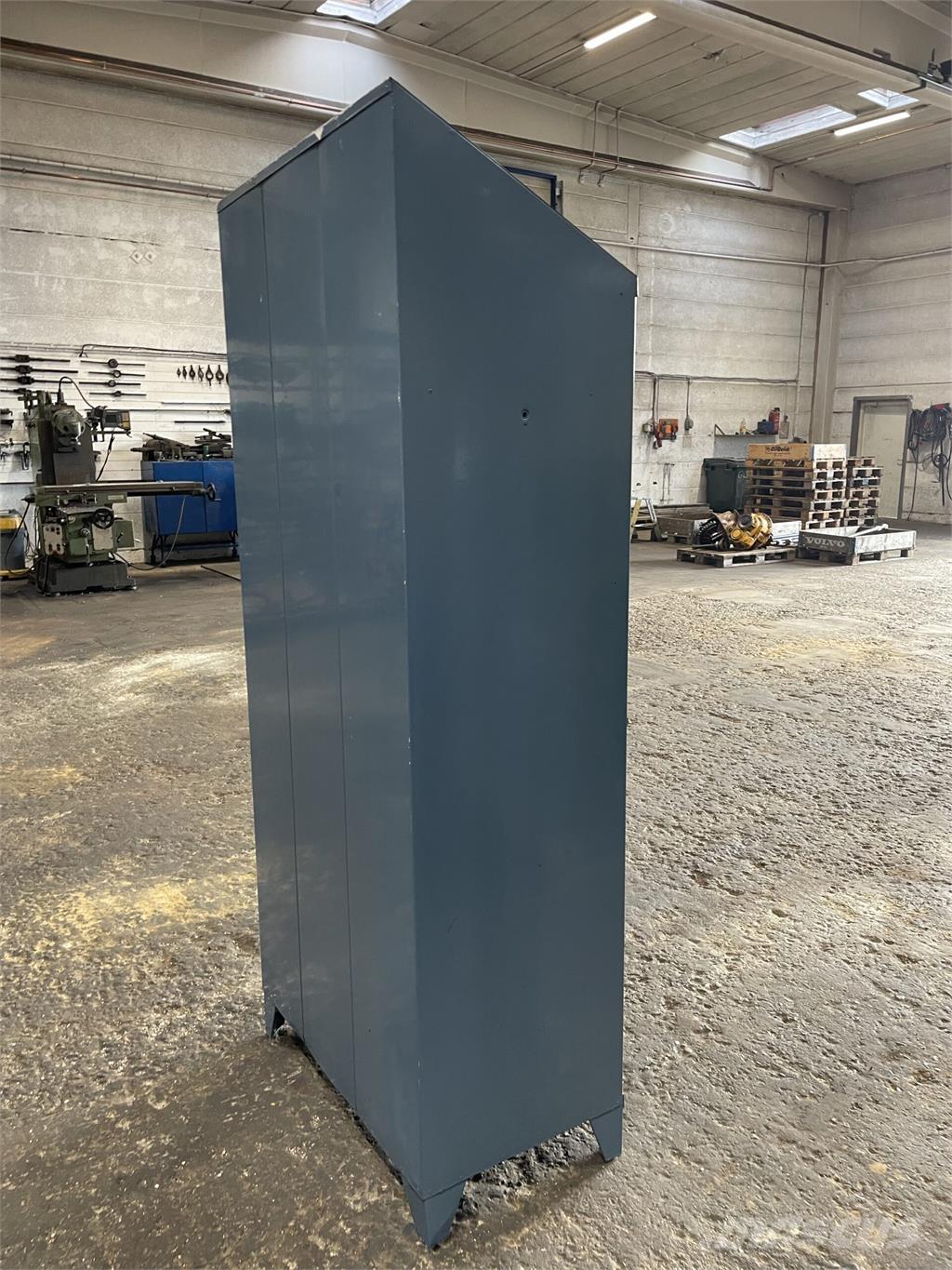  Omklædningsskab, 3 rum Muut