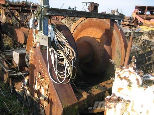  Spil - vægt ca. 7 ton Vinssit, nostolaitteet ja materiaalinostimet