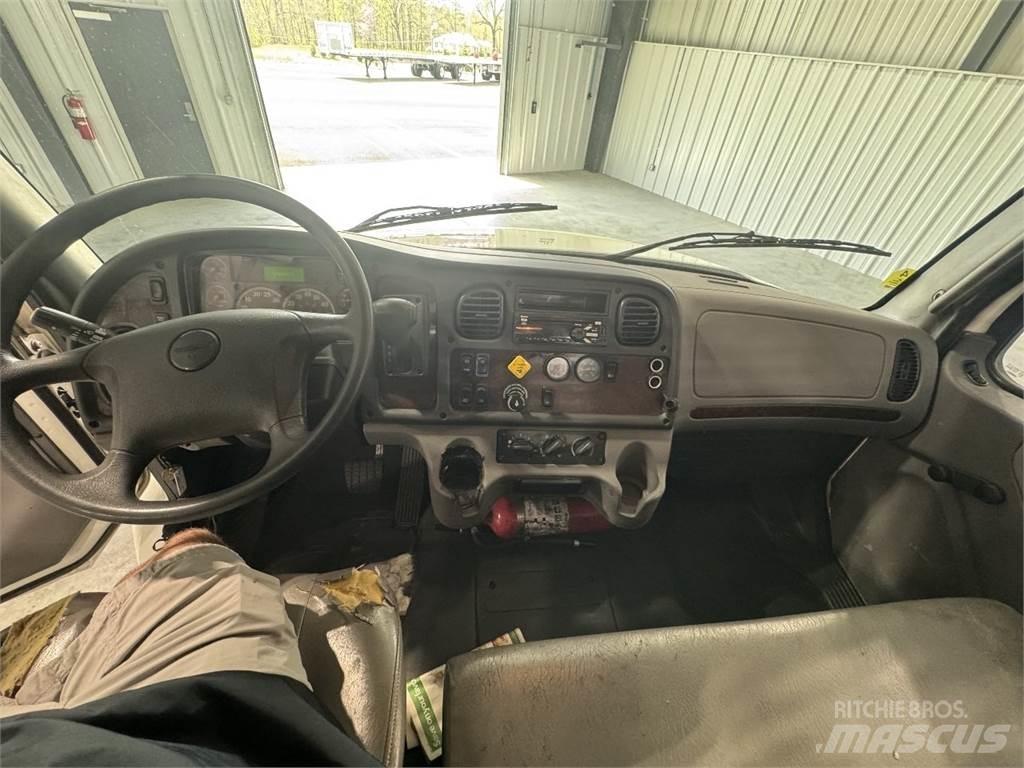 Freightliner M2 106 Lava-kuorma-autot