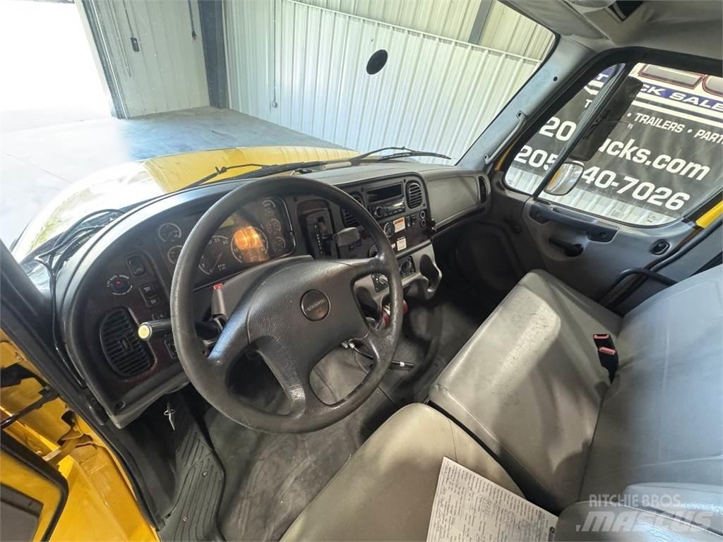 Freightliner M2 106 Umpikorikuorma-autot