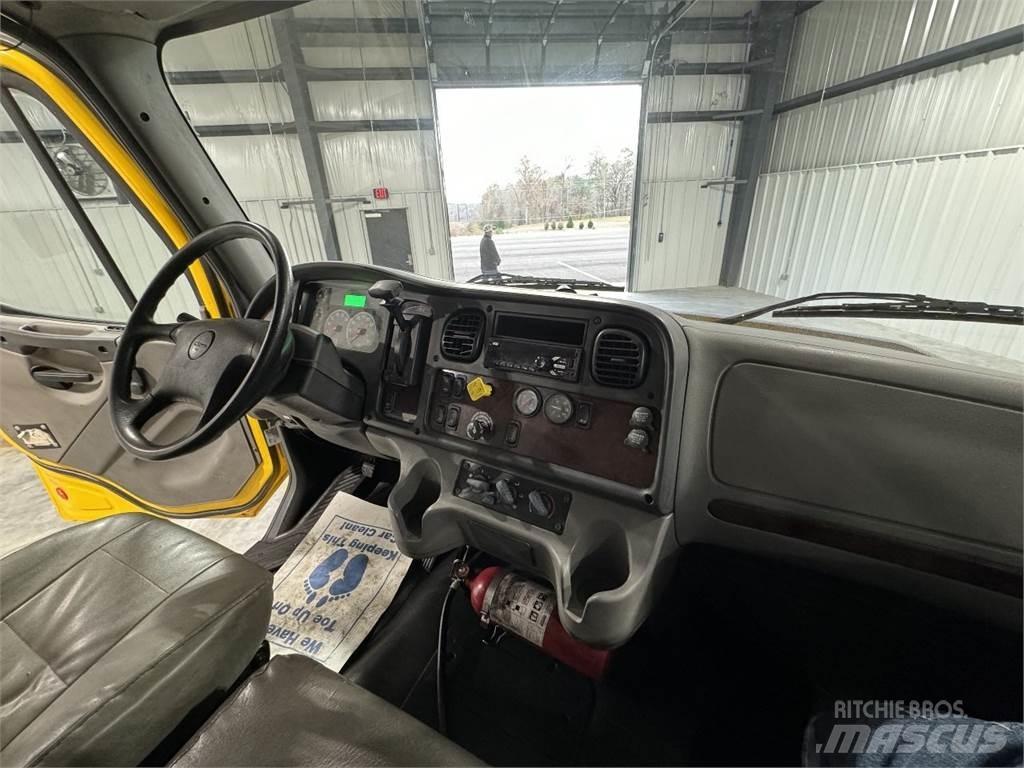 Freightliner M2106 Umpikorikuorma-autot