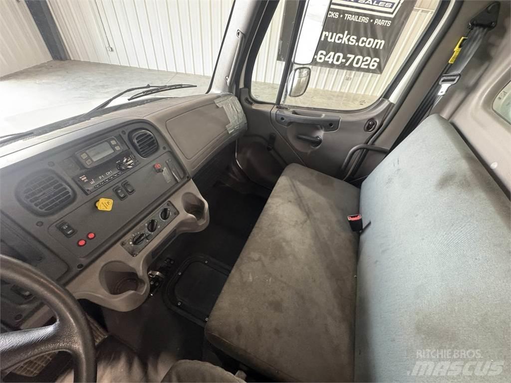 Freightliner M2106 Umpikorikuorma-autot