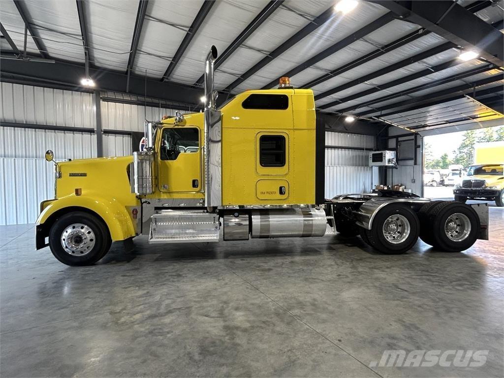 Kenworth W900L Vetopöytäautot