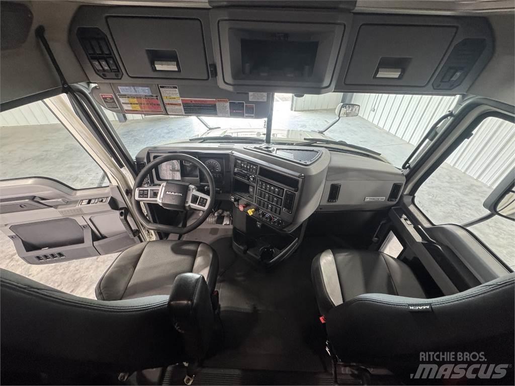 Mack AN64T Vetopöytäautot