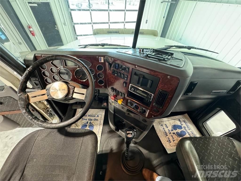 Mack CHU613 Vetopöytäautot