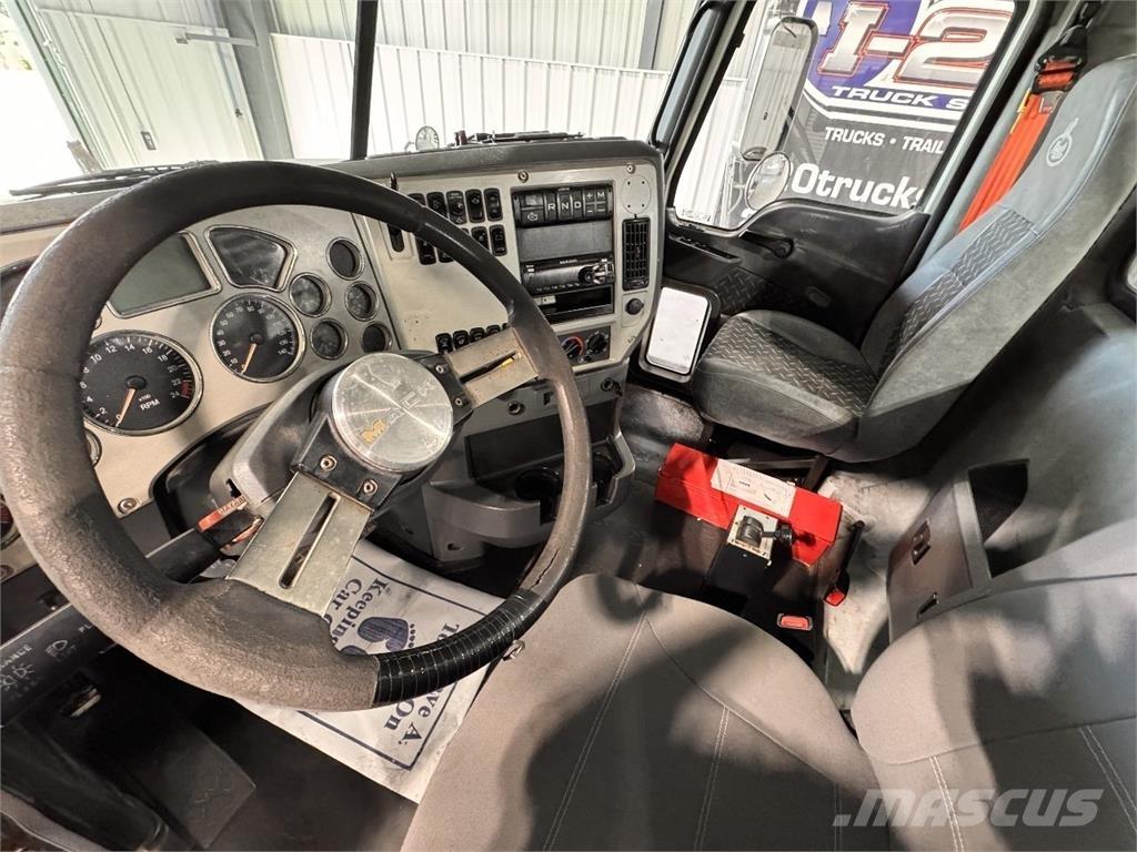 Mack CHU613 Vetopöytäautot