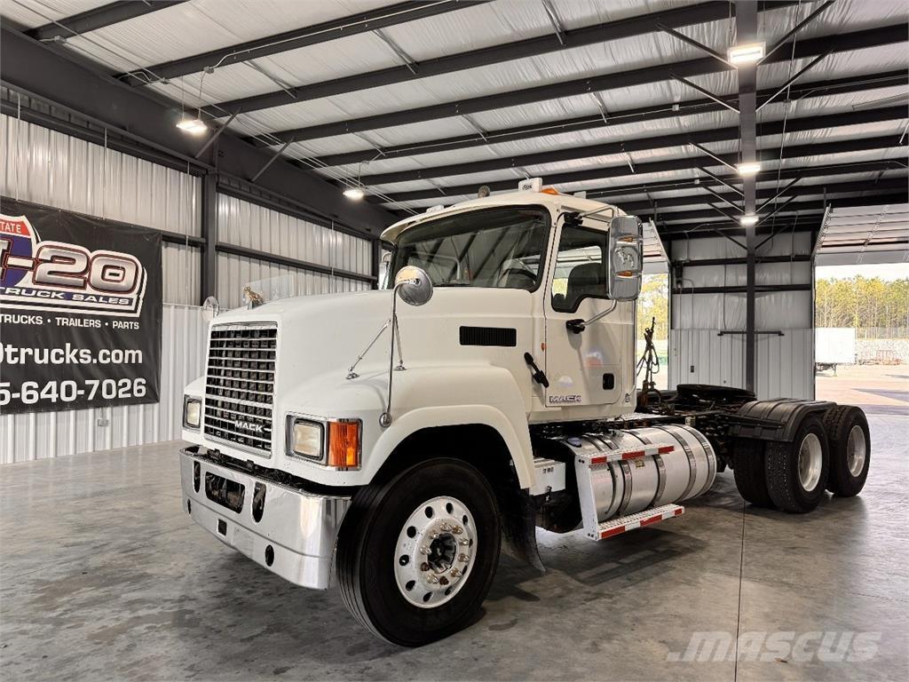 Mack CHU613 Vetopöytäautot