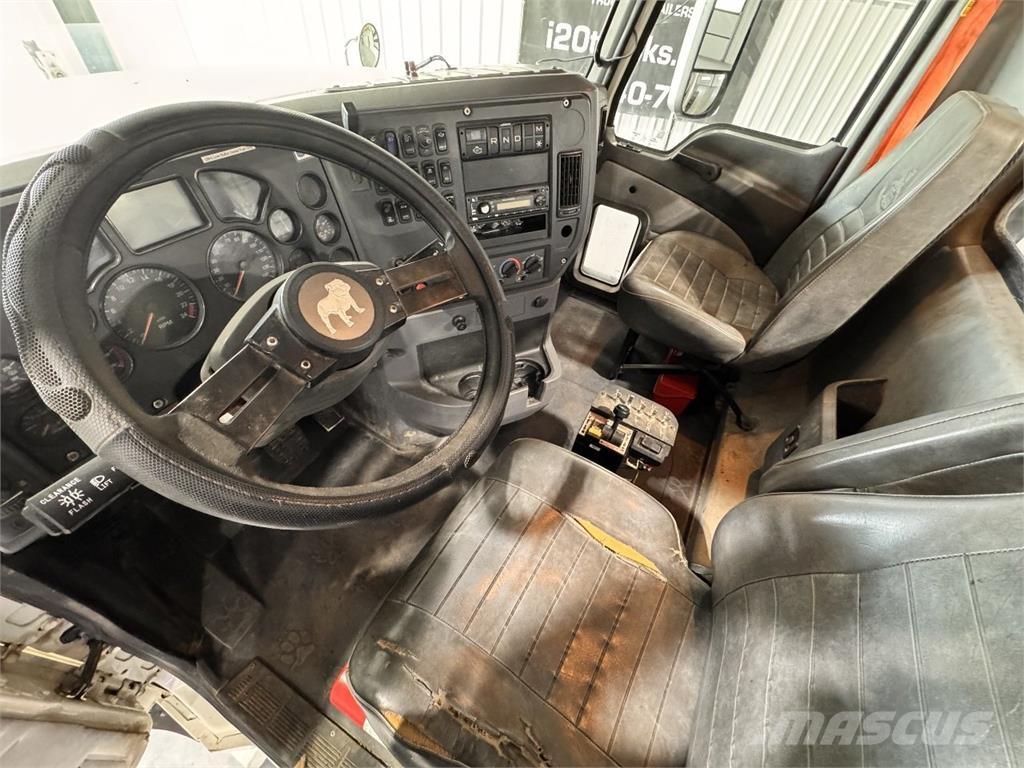 Mack CHU613 Vetopöytäautot