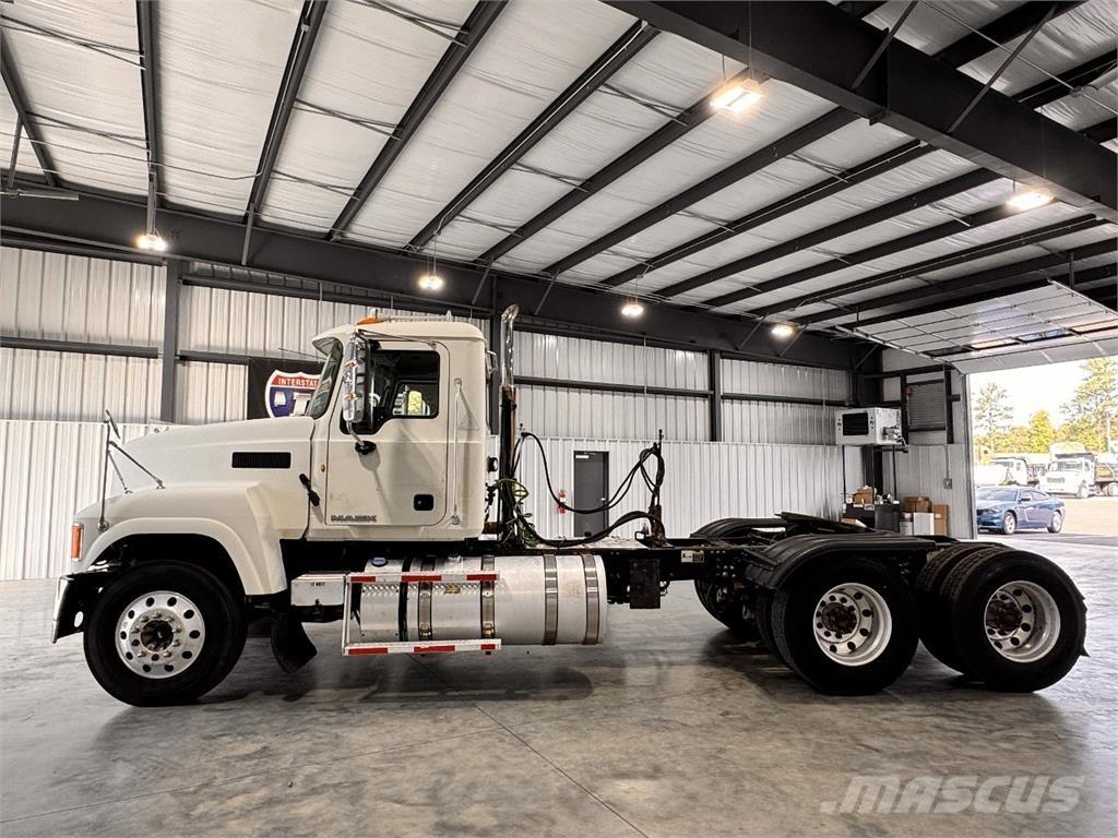 Mack CHU613 Vetopöytäautot