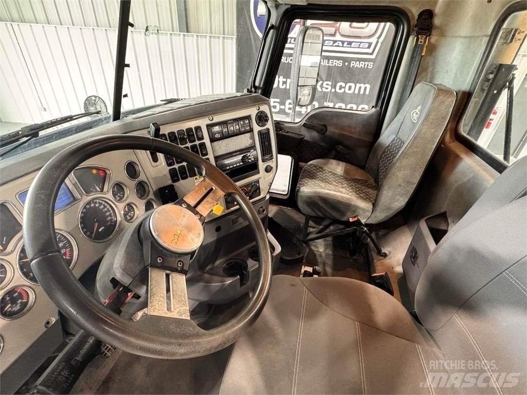 Mack CXU613 Vetopöytäautot