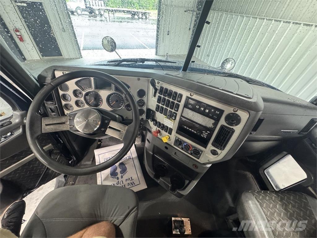 Mack CXU613 Vetopöytäautot