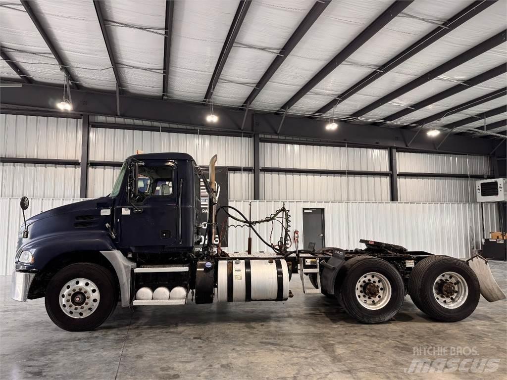 Mack CXU613 Vetopöytäautot