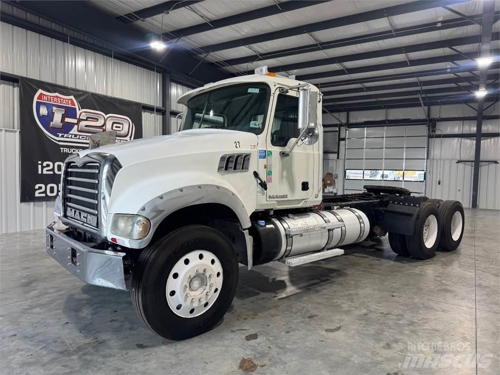 Mack GU713 Vetopöytäautot