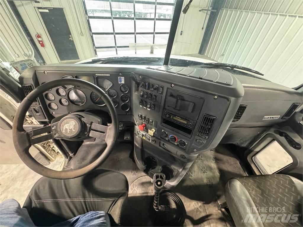 Mack GU713 Vetopöytäautot