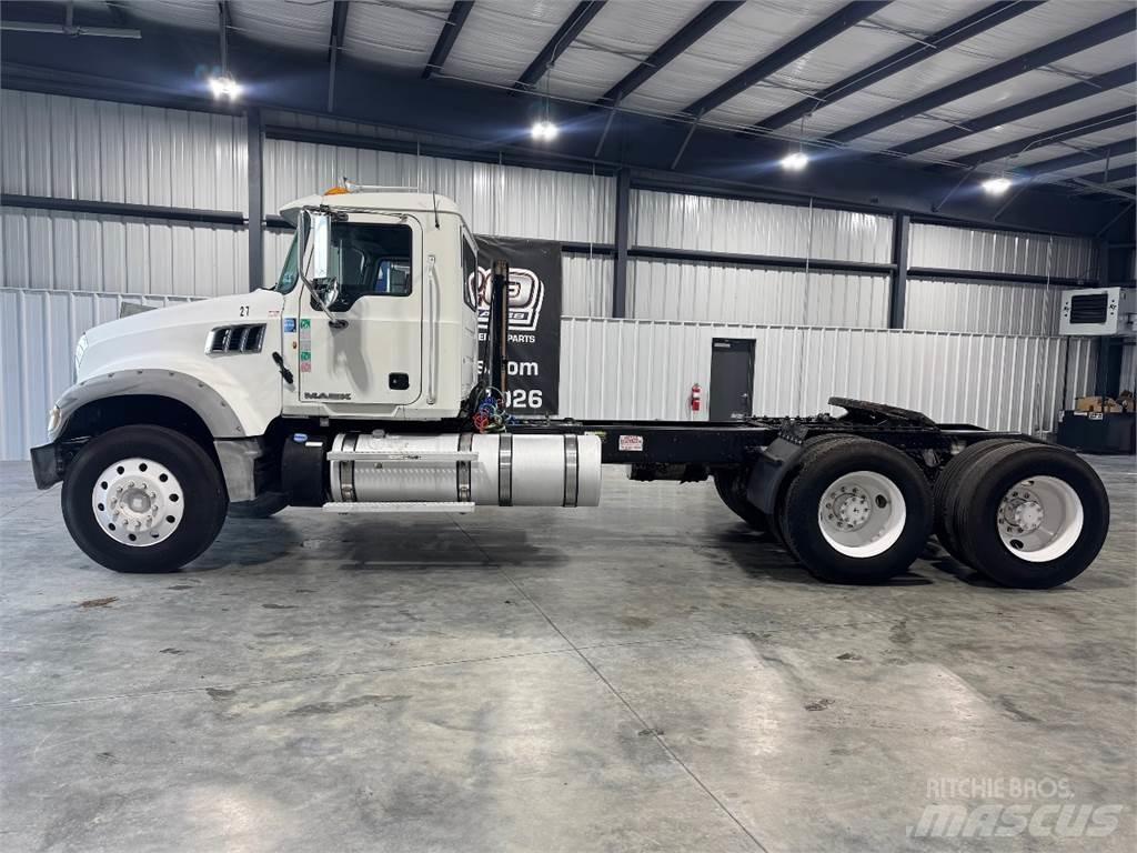 Mack GU713 Vetopöytäautot