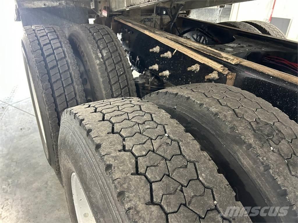 Mack GU713 Sora- ja kippiautot