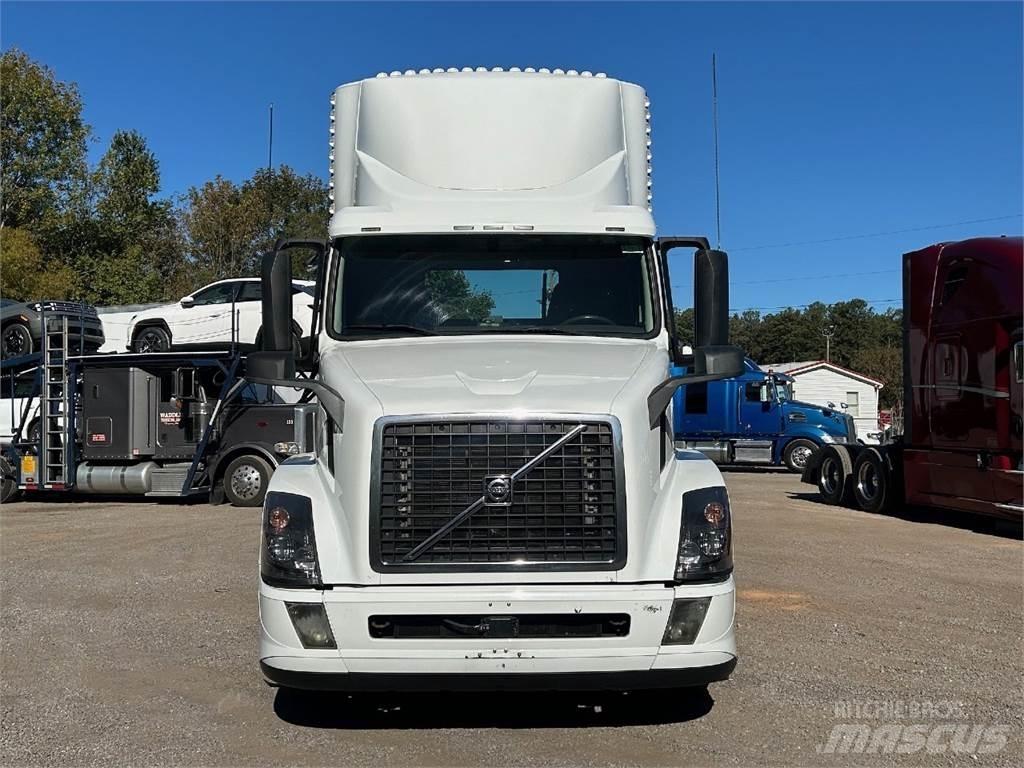 Volvo VNL42T300 Vetopöytäautot