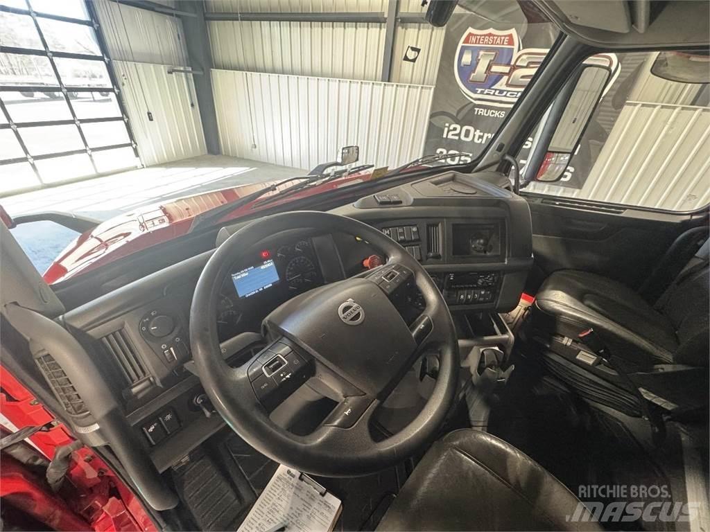 Volvo VNL64T740 Vetopöytäautot