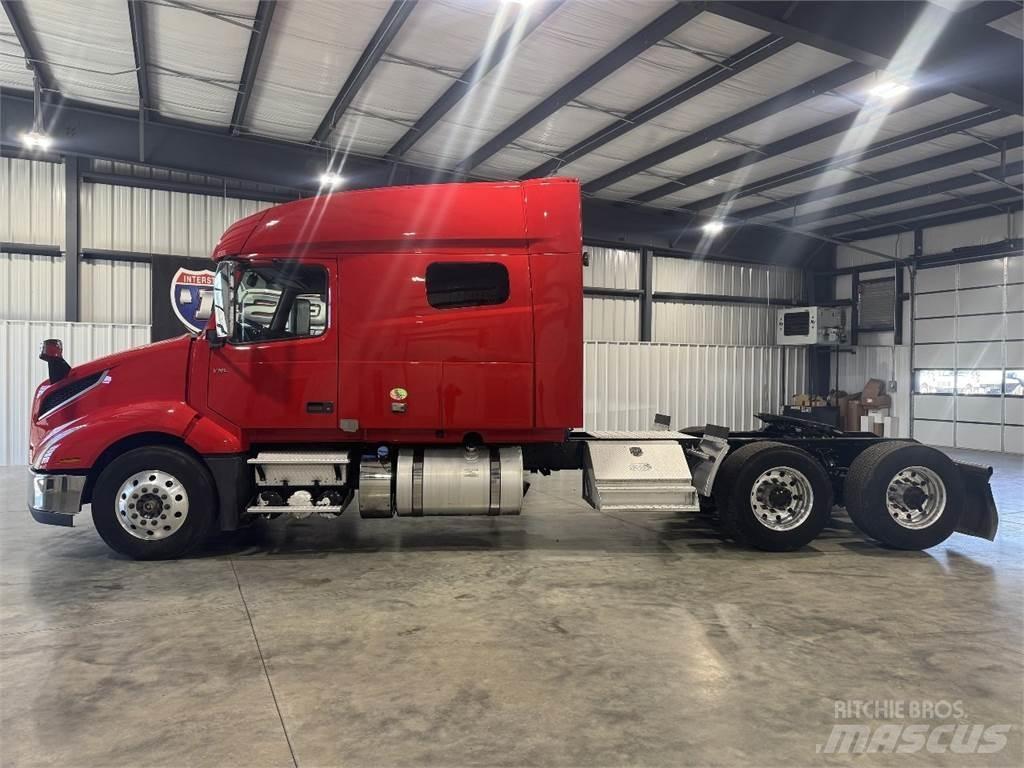 Volvo VNL64T740 Vetopöytäautot