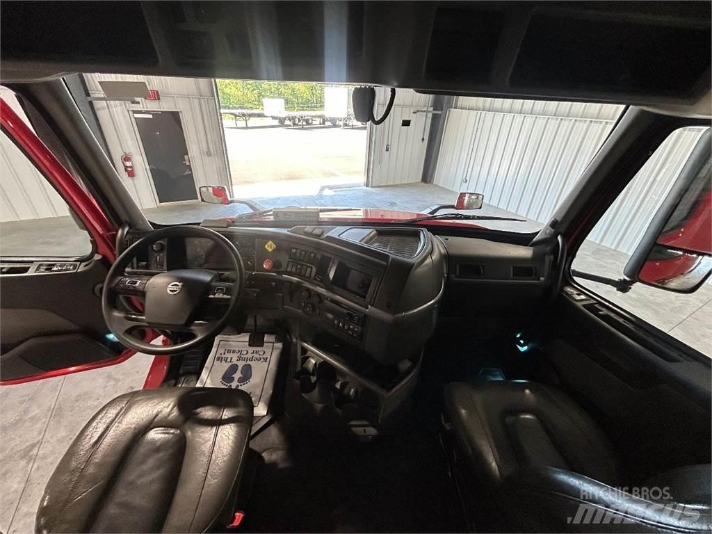 Volvo VNL64T740 Vetopöytäautot