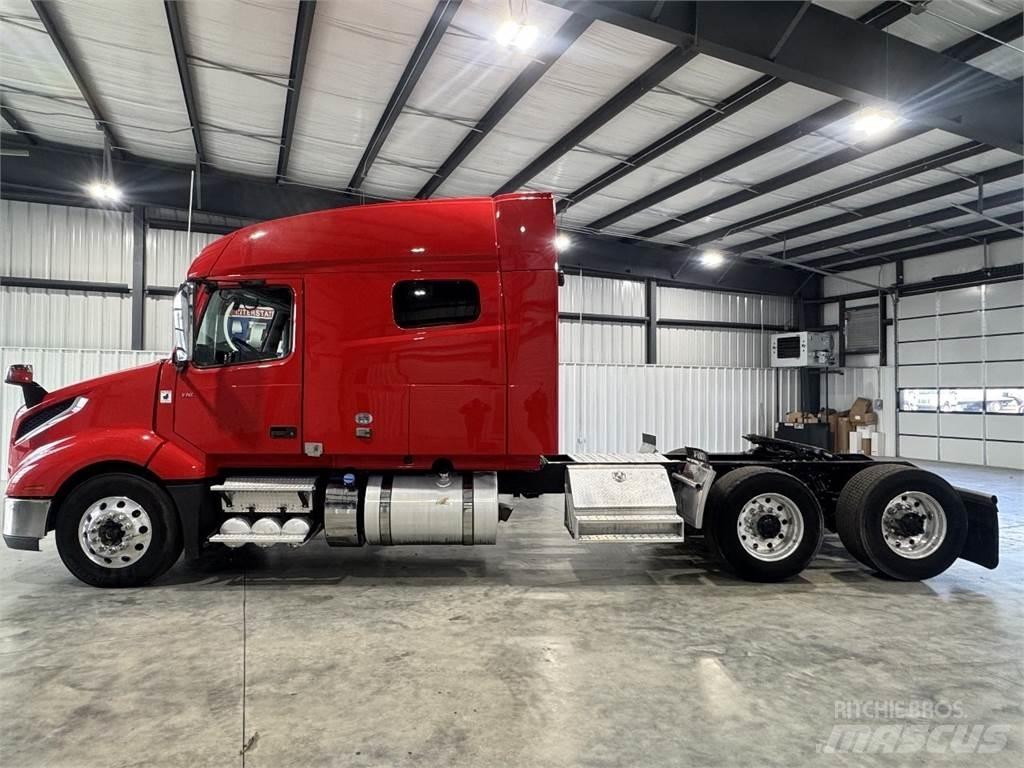 Volvo VNL64T740 Vetopöytäautot
