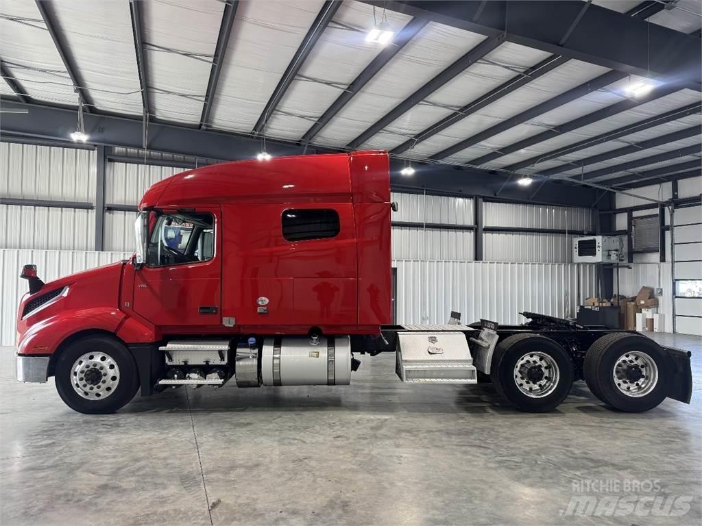Volvo VNL64T740 Vetopöytäautot