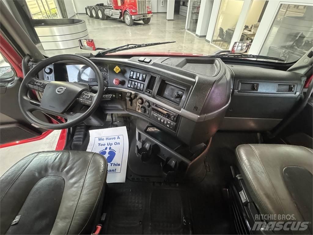 Volvo VNL64T740 Vetopöytäautot