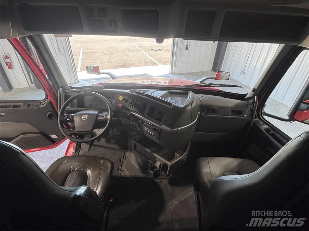 Volvo VNL64T740 Vetopöytäautot