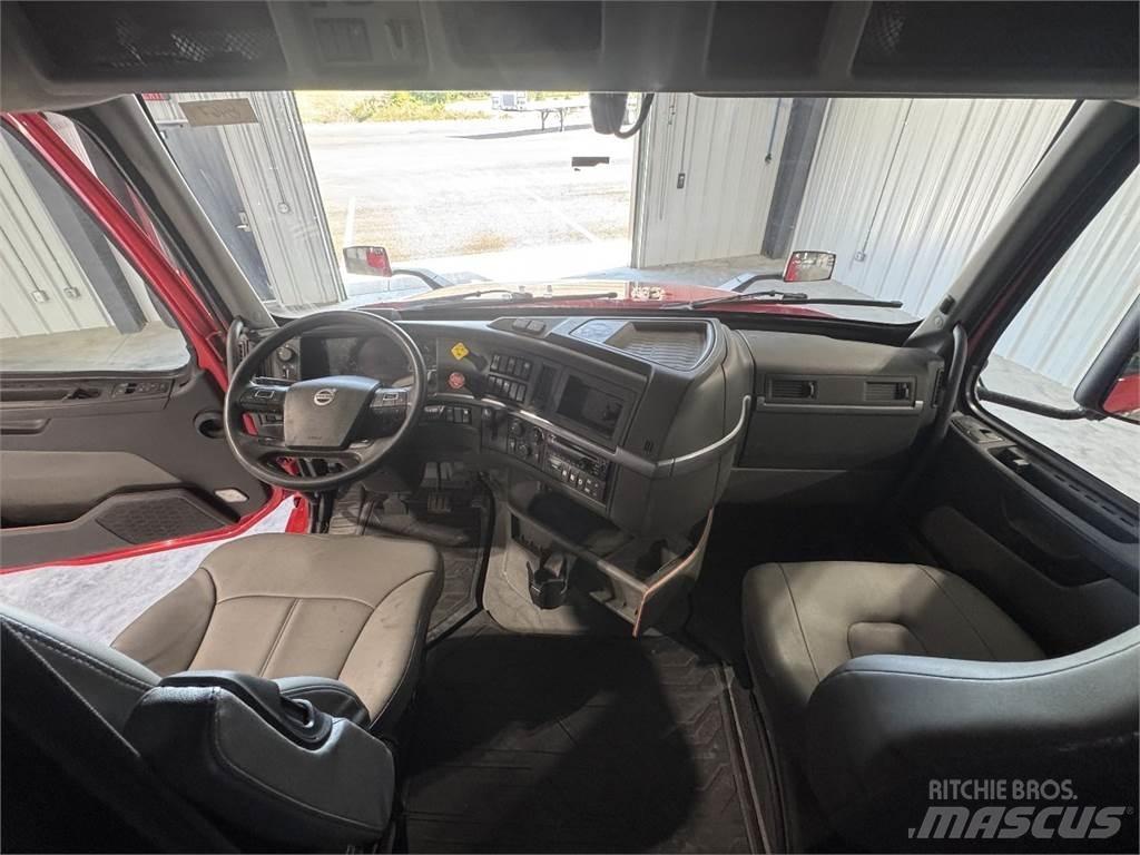 Volvo VNL64T740 Vetopöytäautot