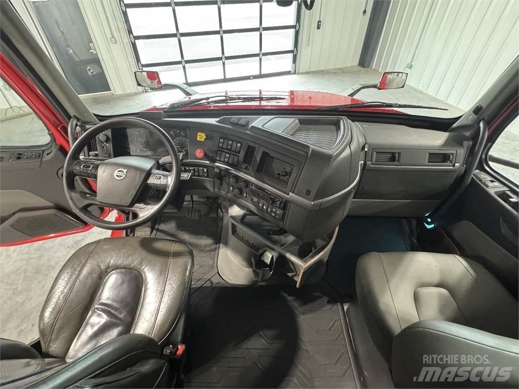 Volvo VNL64T740 Vetopöytäautot