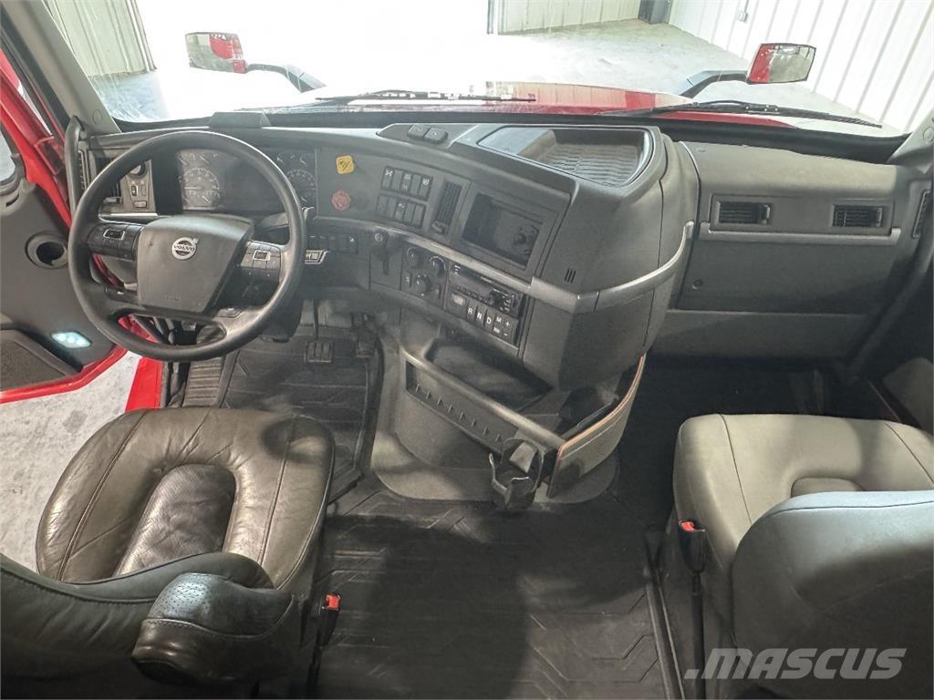 Volvo VNL64T740 Vetopöytäautot