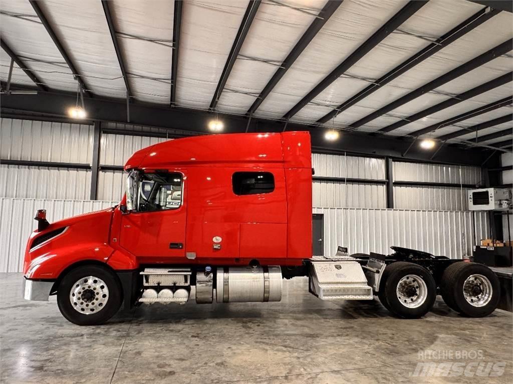 Volvo VNL64T740 Vetopöytäautot