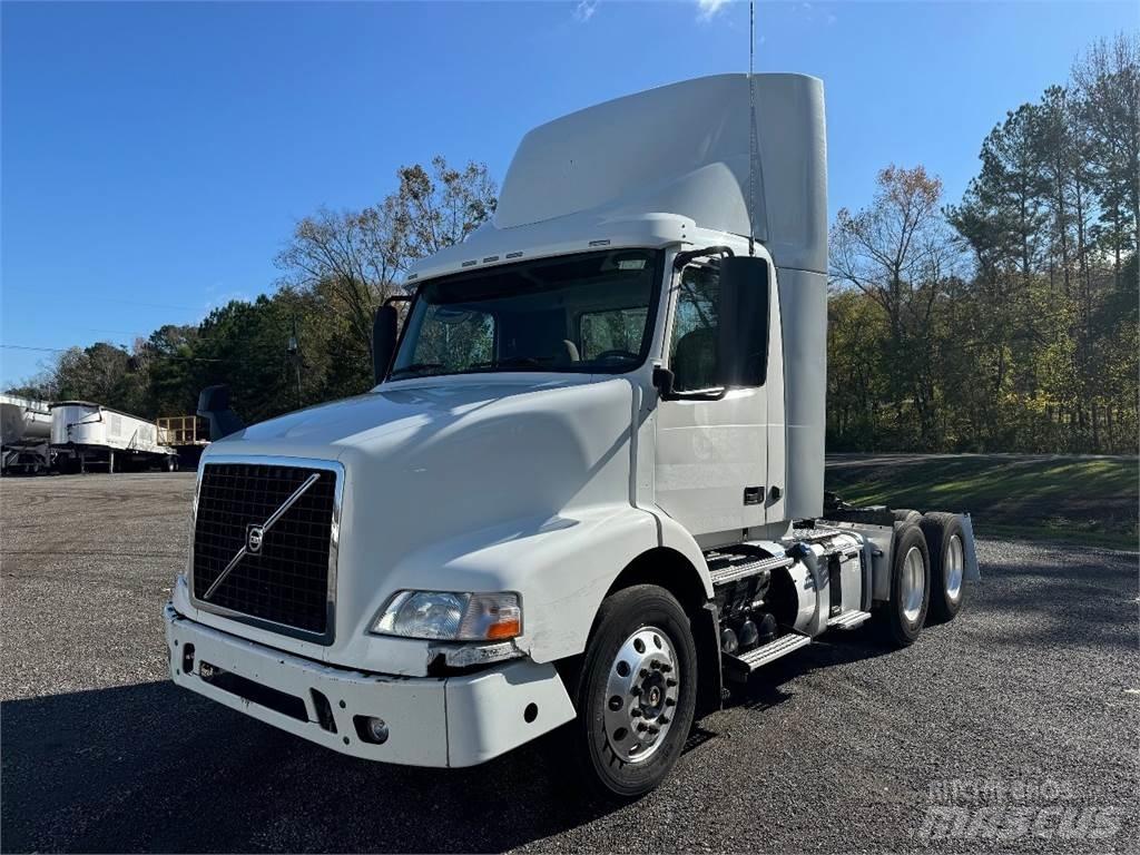 Volvo VNM64T200 Vetopöytäautot