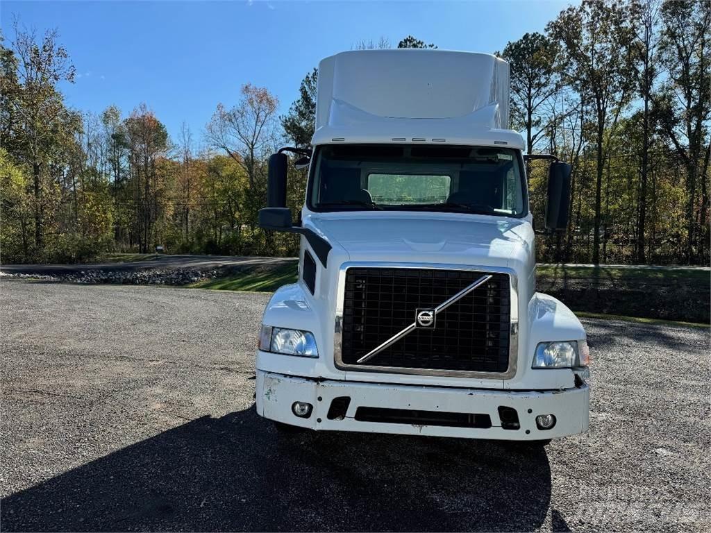 Volvo VNM64T200 Vetopöytäautot