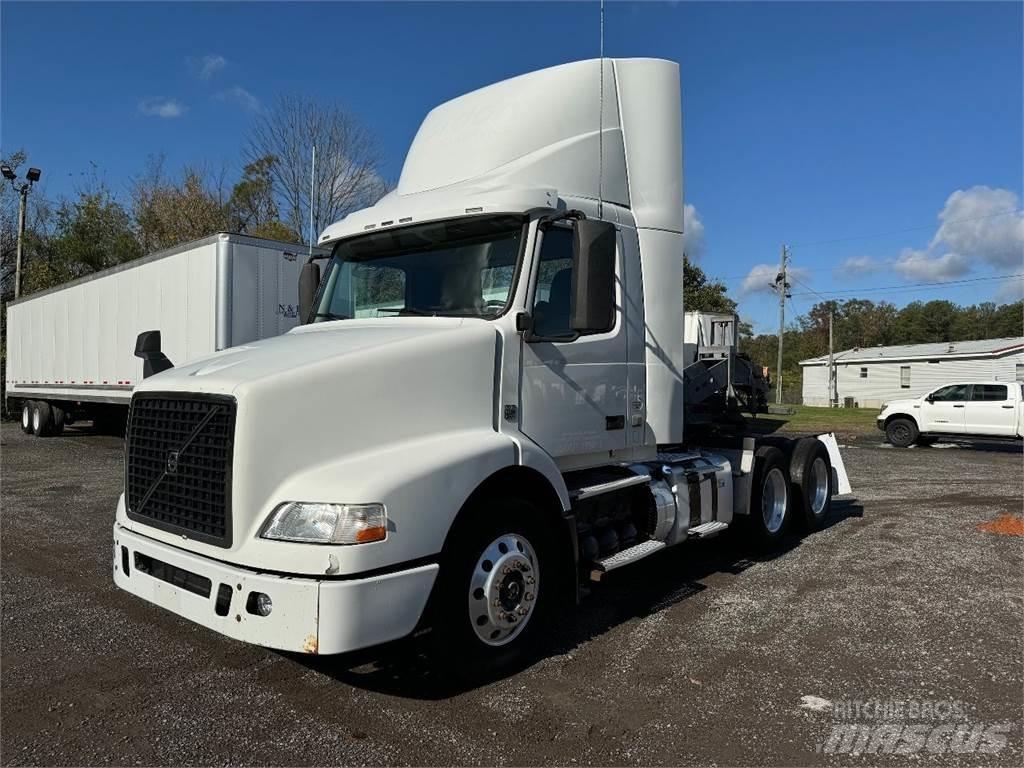 Volvo VNM64T200 Vetopöytäautot