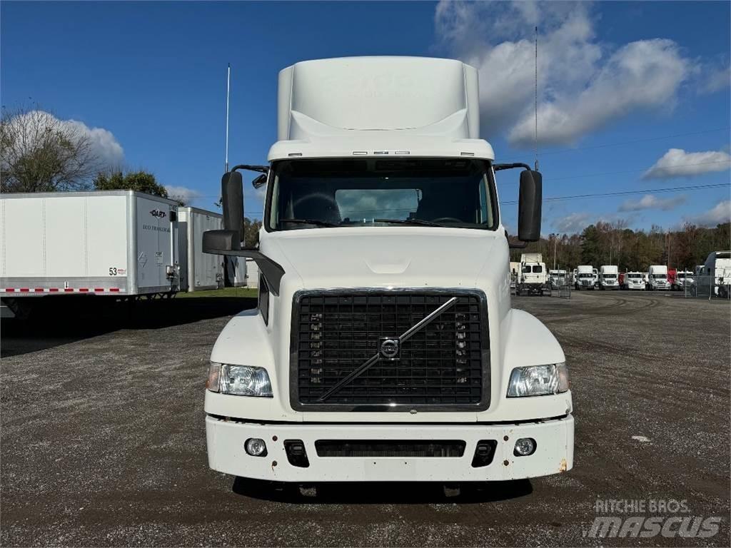 Volvo VNM64T200 Vetopöytäautot