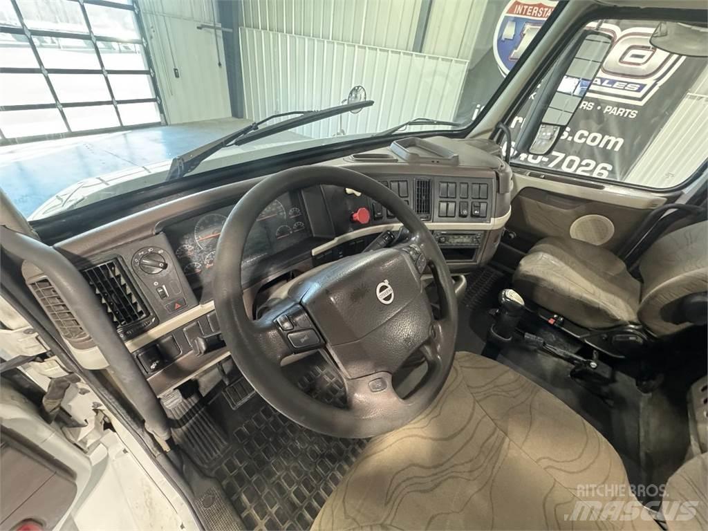Volvo VNM64T200 Vetopöytäautot