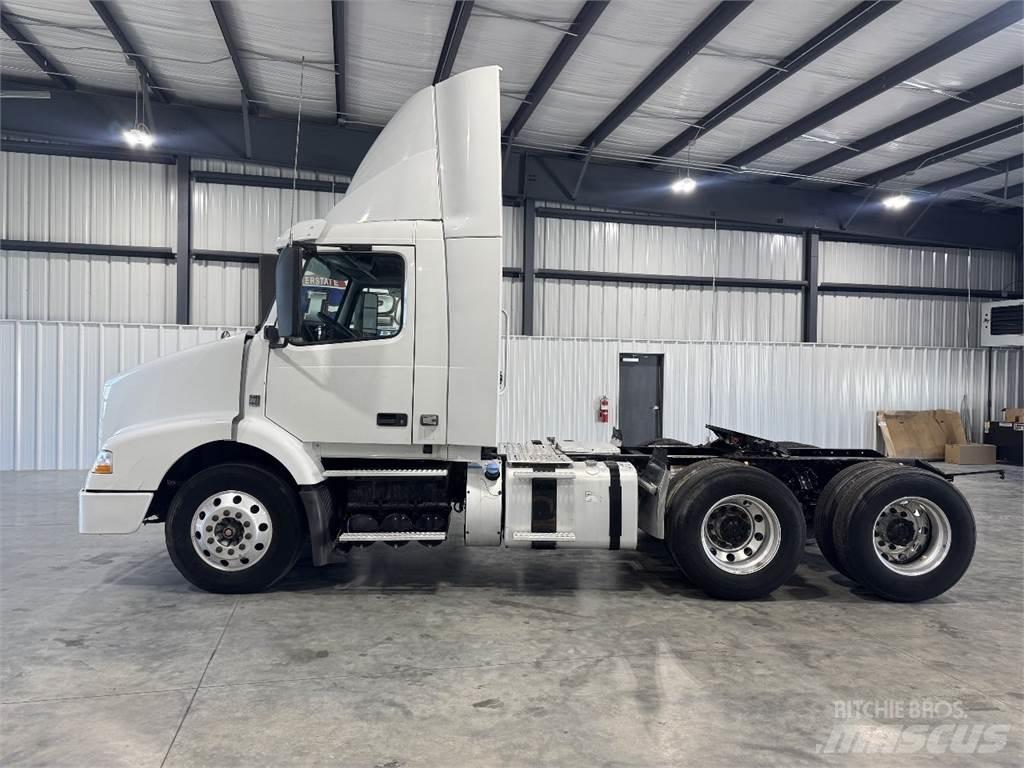 Volvo VNM64T200 Vetopöytäautot