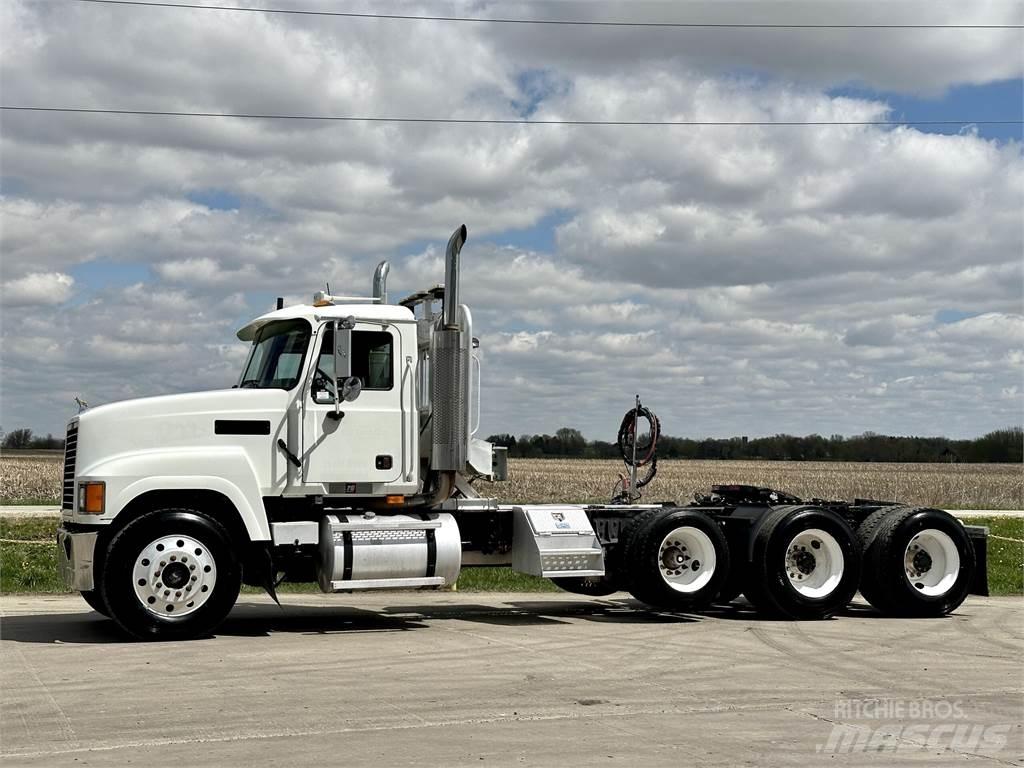 Mack CH613 Vetopöytäautot