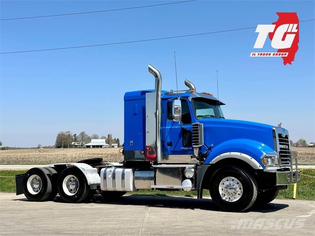 Mack Titan TD713 Vetopöytäautot