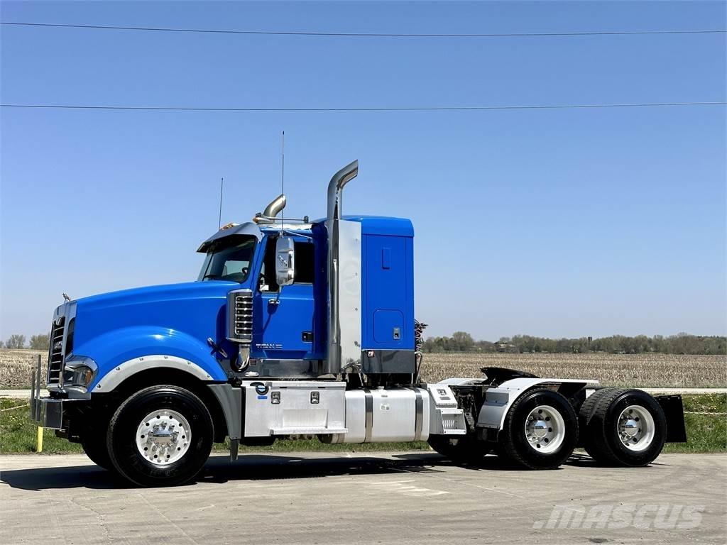 Mack Titan TD713 Vetopöytäautot