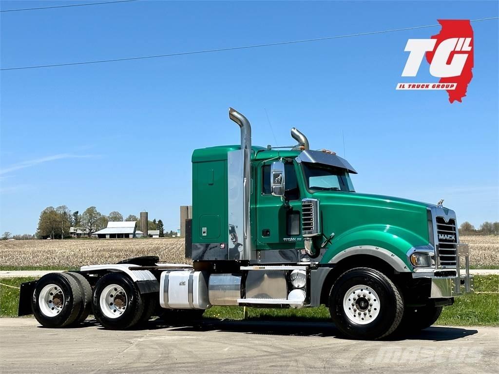Mack Titan TD713 Vetopöytäautot