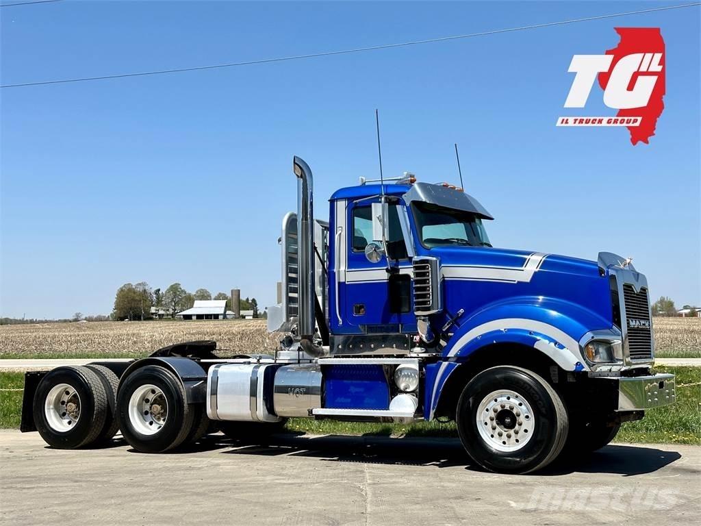 Mack Titan TD713 Vetopöytäautot