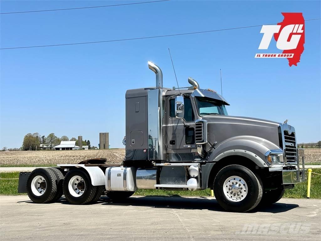 Mack Titan TD713 Vetopöytäautot