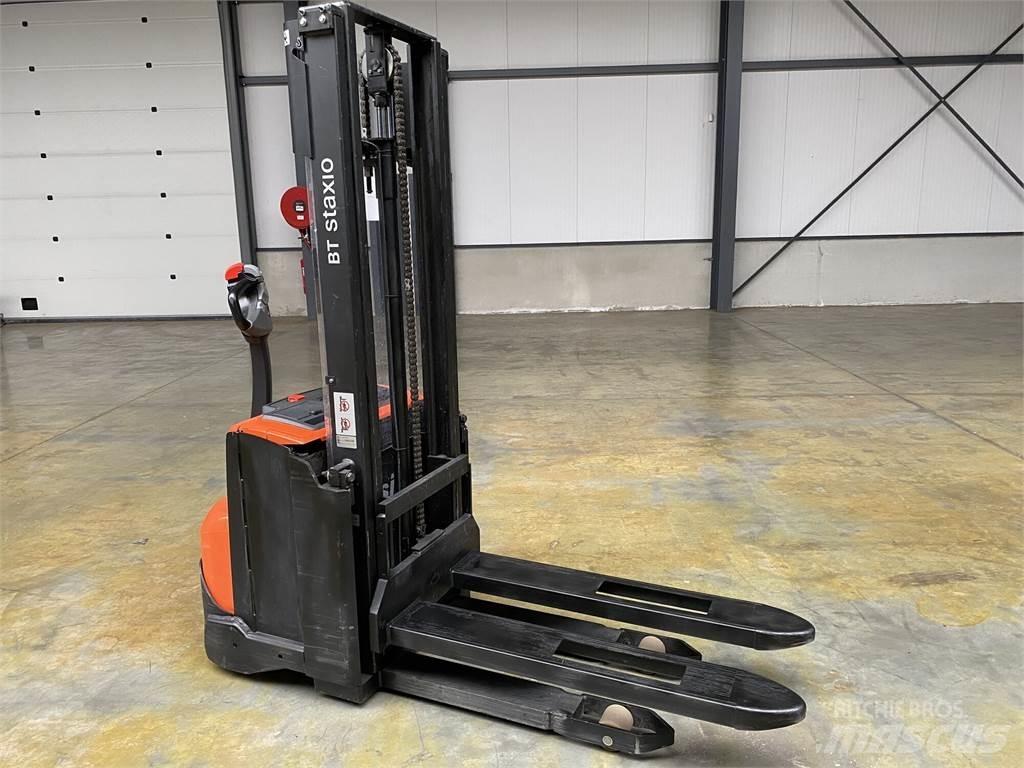 Toyota BT SWE100 Ajettavat pinoamisvaunut