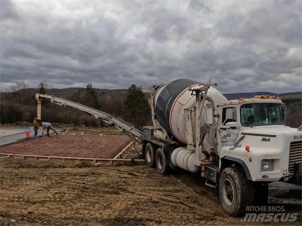 Mack DM690S Muut