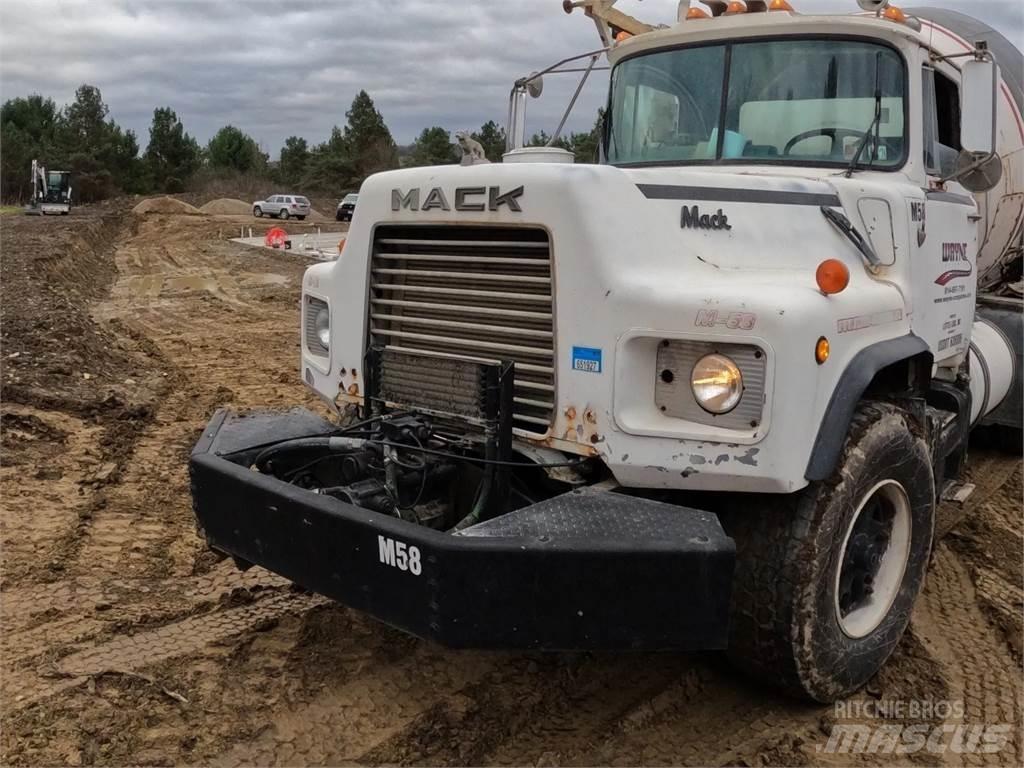 Mack DM690S Muut
