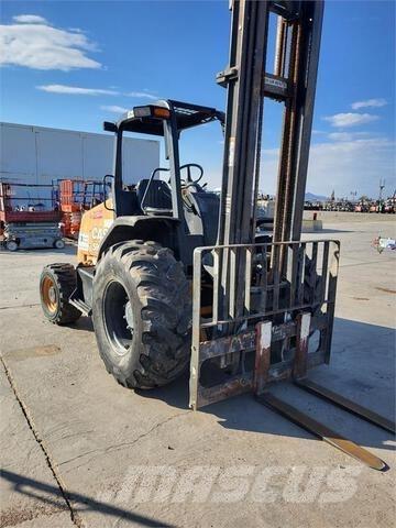 CASE 586H Maastotrukit