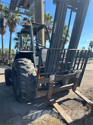 CASE 586H Maastotrukit