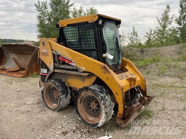 CAT 236B Liukuohjatut kuormaajat